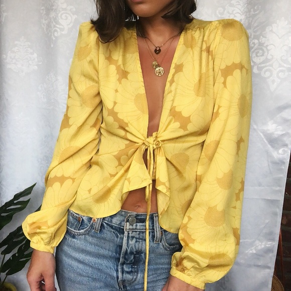 🆕Thora Mustard Yellow Tie Front Puff Sleeve Top - Picture 3 of 8